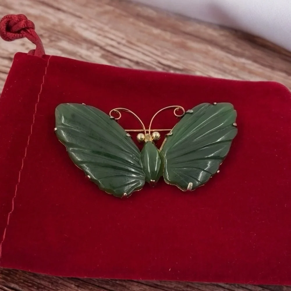 Carved Nephrite Butterfly Brooch Pin, Gold Vermeil Over Sterling, Makers Mark - Picture 3 of 8
